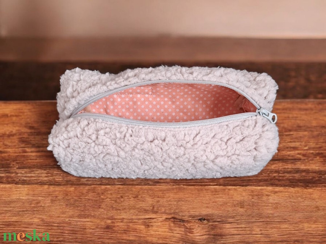 Puha plüss tolltartó - otthon & életmód - papír, írószer - tolltartó & ceruzatekercs - Meska.hu