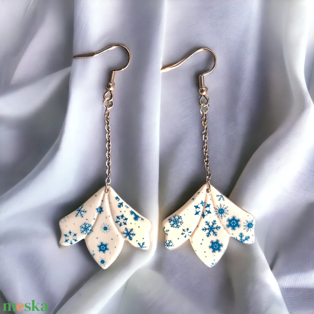 224. Fehér hópelyhes láncon lógó fülbevaló gyurmából - ékszer - fülbevaló - lógó fülbevaló - Meska.hu