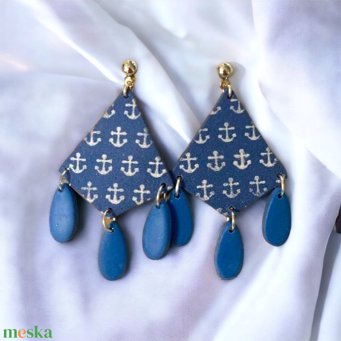 Kék alapon vasmacskamintás rombuszalakú fülbevaló cseppalakú függőkkel - ékszer - fülbevaló - lógós kerek fülbevaló - Meska.hu