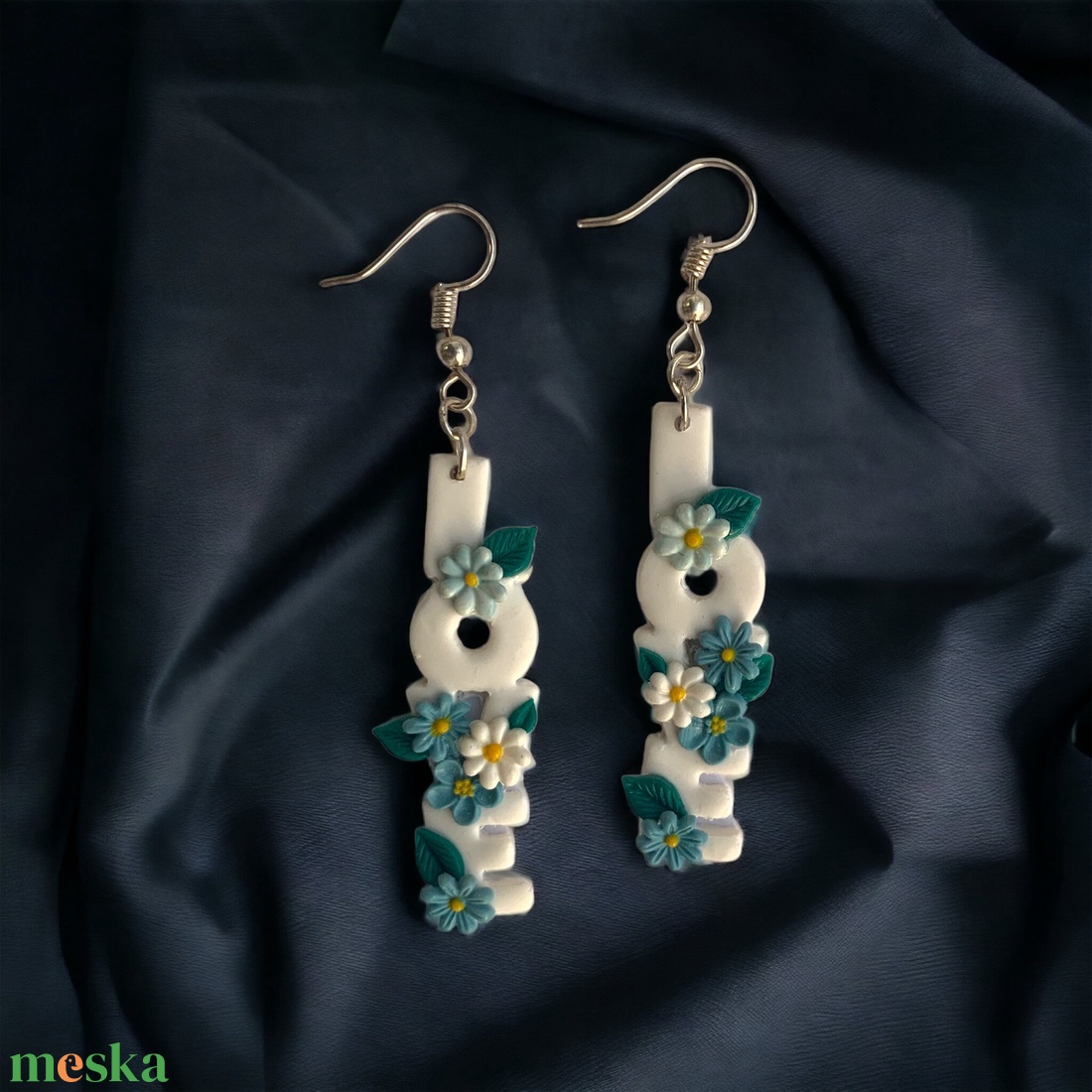 179. Virágos LOVE feliratú egyedi fülbevaló - ékszer - fülbevaló - lógó fülbevaló - Meska.hu