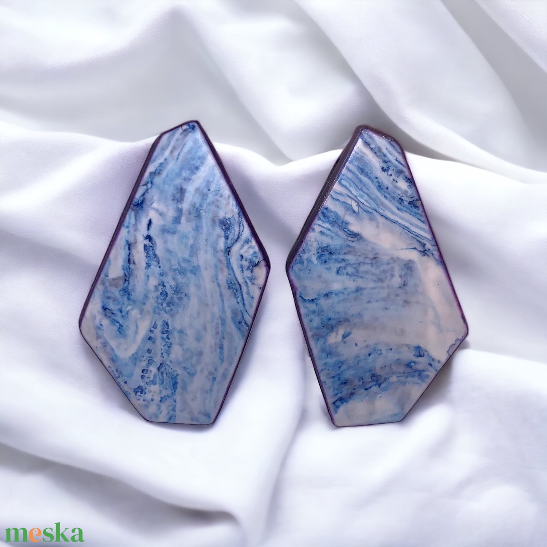 Kék márványmintás bedugós fülbevaló - ékszer - fülbevaló - lógó fülbevaló - Meska.hu