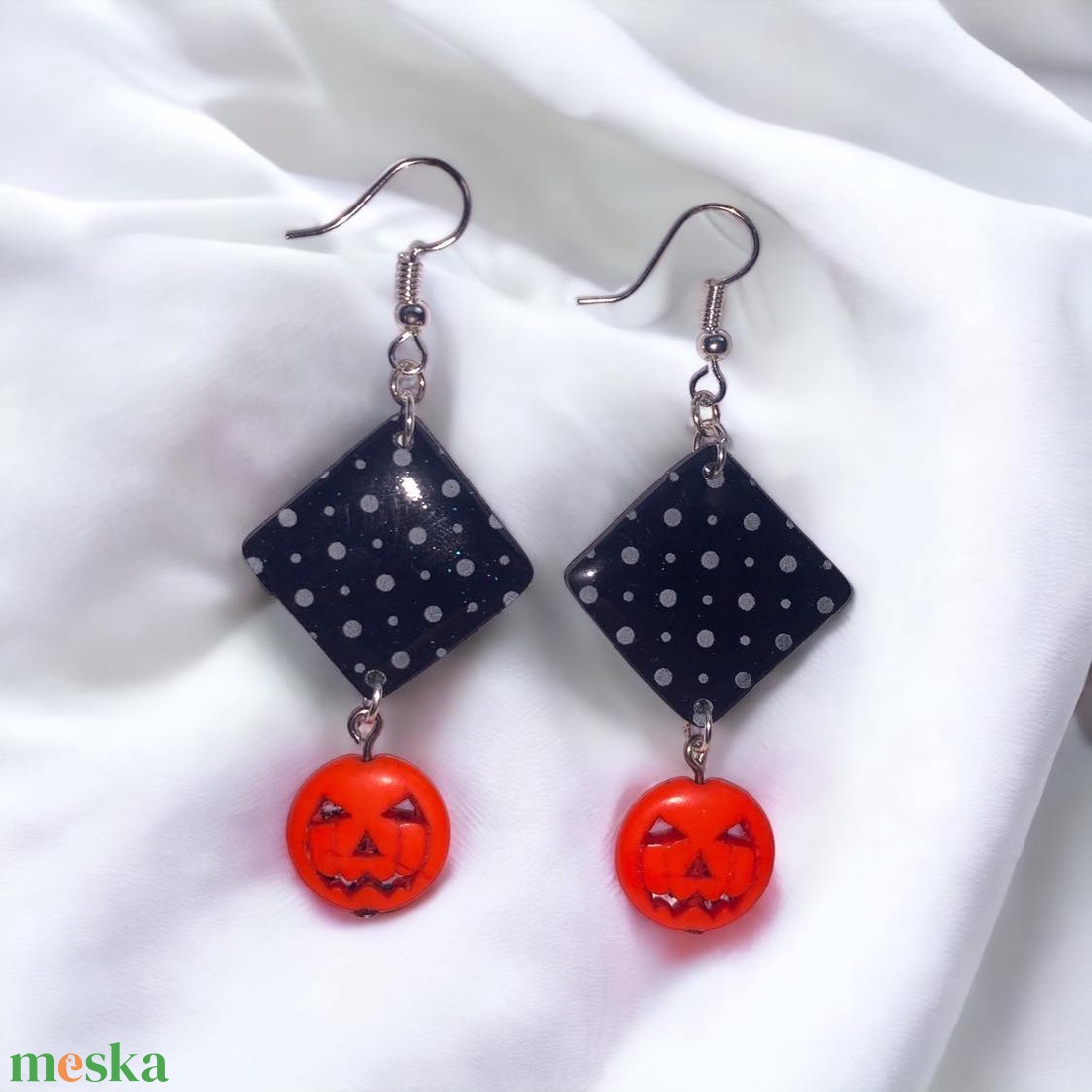 34. Fekete alapon fehér pöttyös négyzetalakú halloweeni fülbevaló sütőtökkel - ékszer - fülbevaló - lógó fülbevaló - Meska.hu