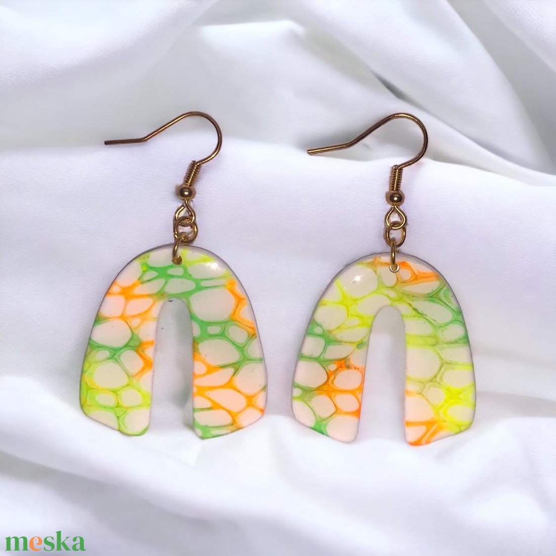 163. Neonszínű különleges boltív alakú fülbevaló - ékszer - fülbevaló - lógós kerek fülbevaló - Meska.hu