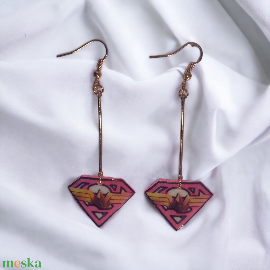 19. Superwoman és Wonderwoman egyedi kombinációja egy fülbevalón - ékszer - fülbevaló - lógó fülbevaló - Meska.hu