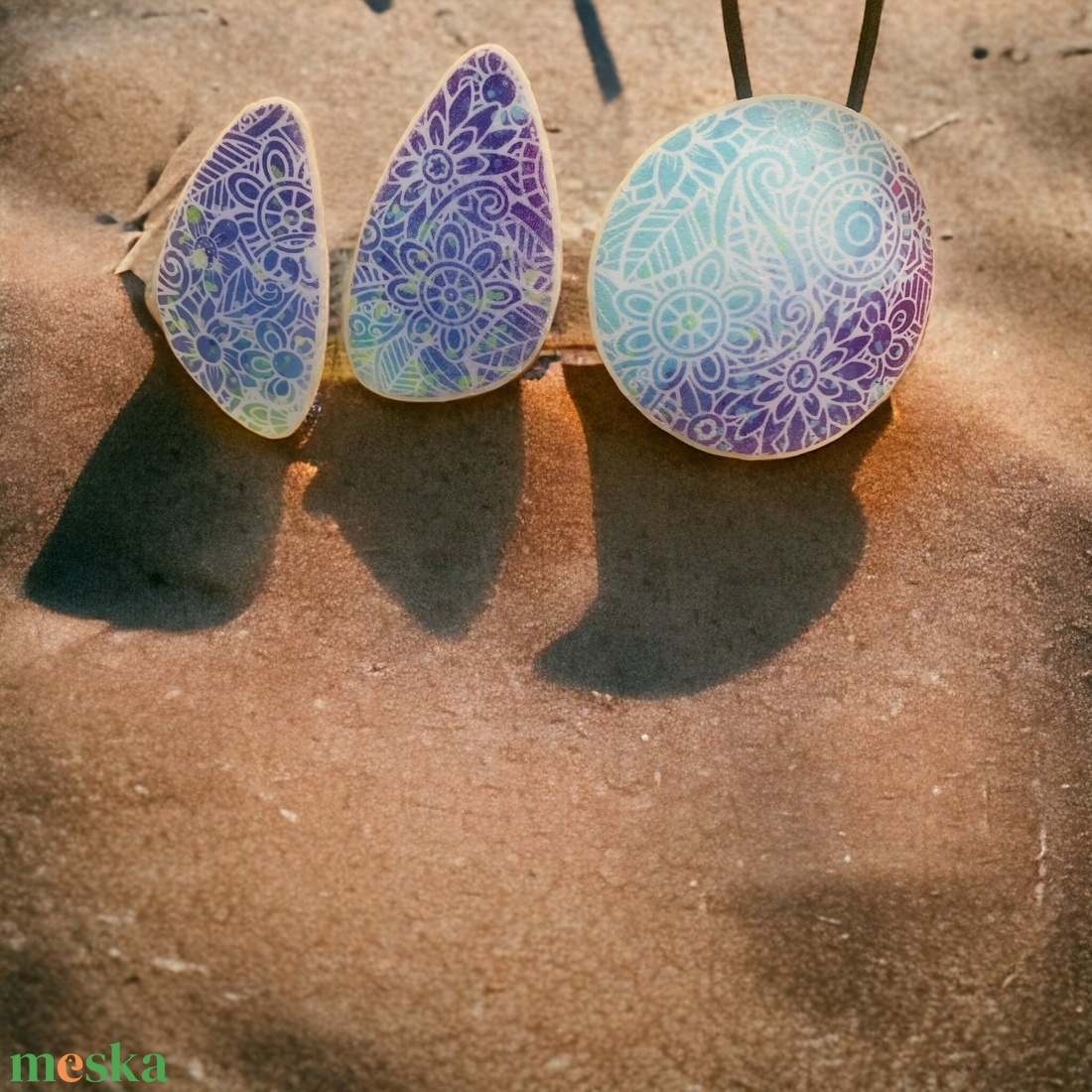 18. Színes mintás bedugós fülbevaló medállal - ékszer - ékszerszett - Meska.hu