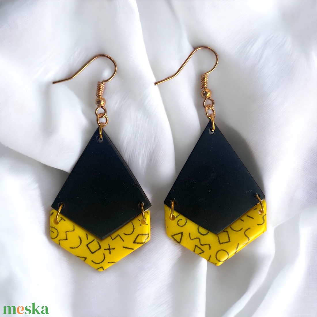 140. Fekete sárga mintás rombuszalakú fülbevaló - ékszer - fülbevaló - lógó fülbevaló - Meska.hu