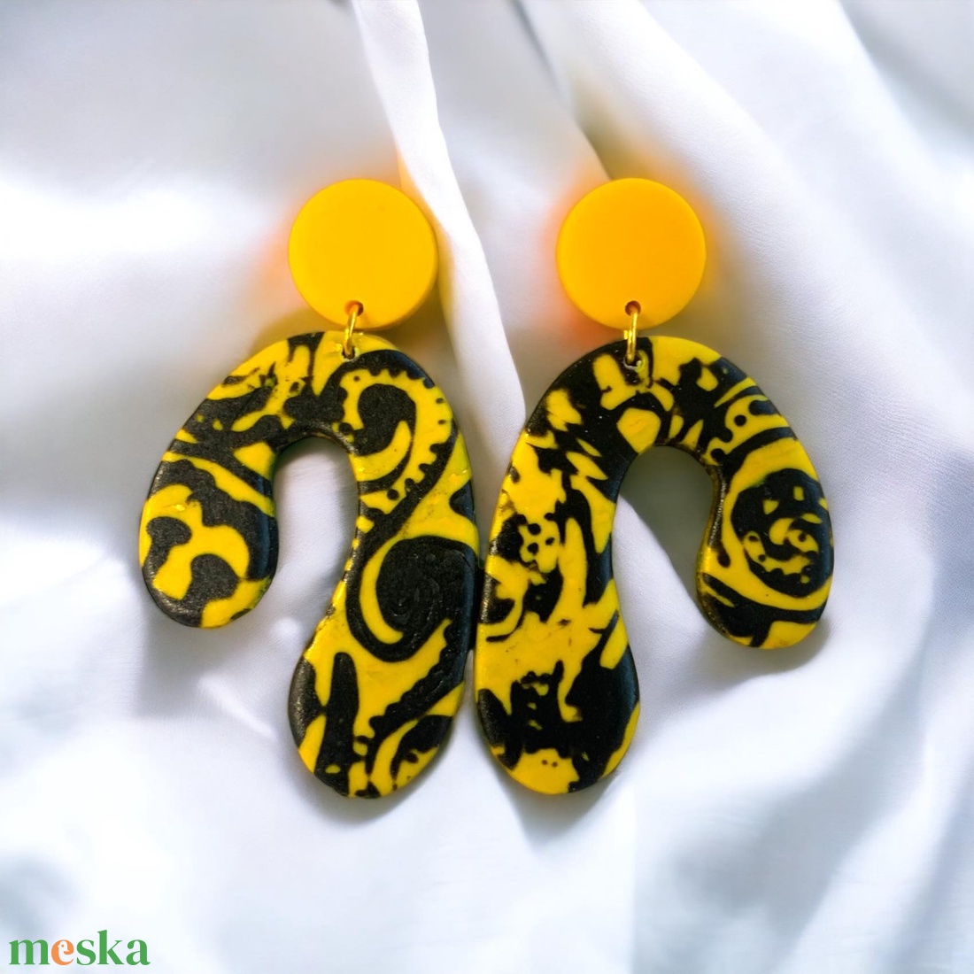 Sárga és fekete majdnem patkóalakú egyedi mintázatú bedugós fülbevaló - ékszer - fülbevaló - lógó fülbevaló - Meska.hu