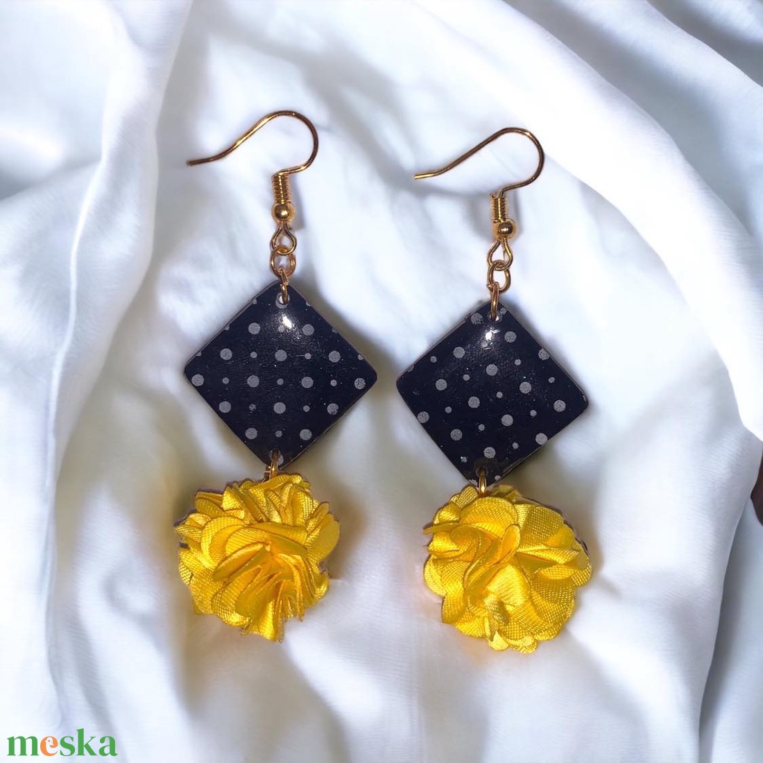 137. Szürkés fekete alapon fehér pöttyös fülbevaló alján citromsárga bojttal díszítve - ékszer - fülbevaló - lógó fülbevaló - Meska.hu