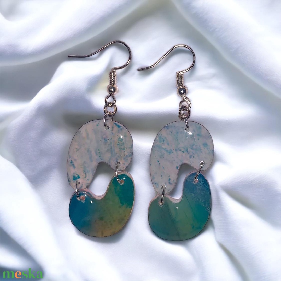 161. Kékes zöldes kézzel festett egyedi fülbevaló - ékszer - fülbevaló - lógó fülbevaló - Meska.hu