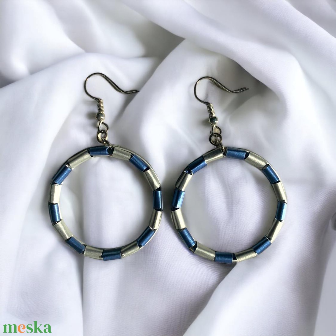 43. Világoskék és ezüst egyedi fülbevaló újrahasznosított Nespresso kapszulából - ékszer - fülbevaló - lógós kerek fülbevaló - Meska.hu