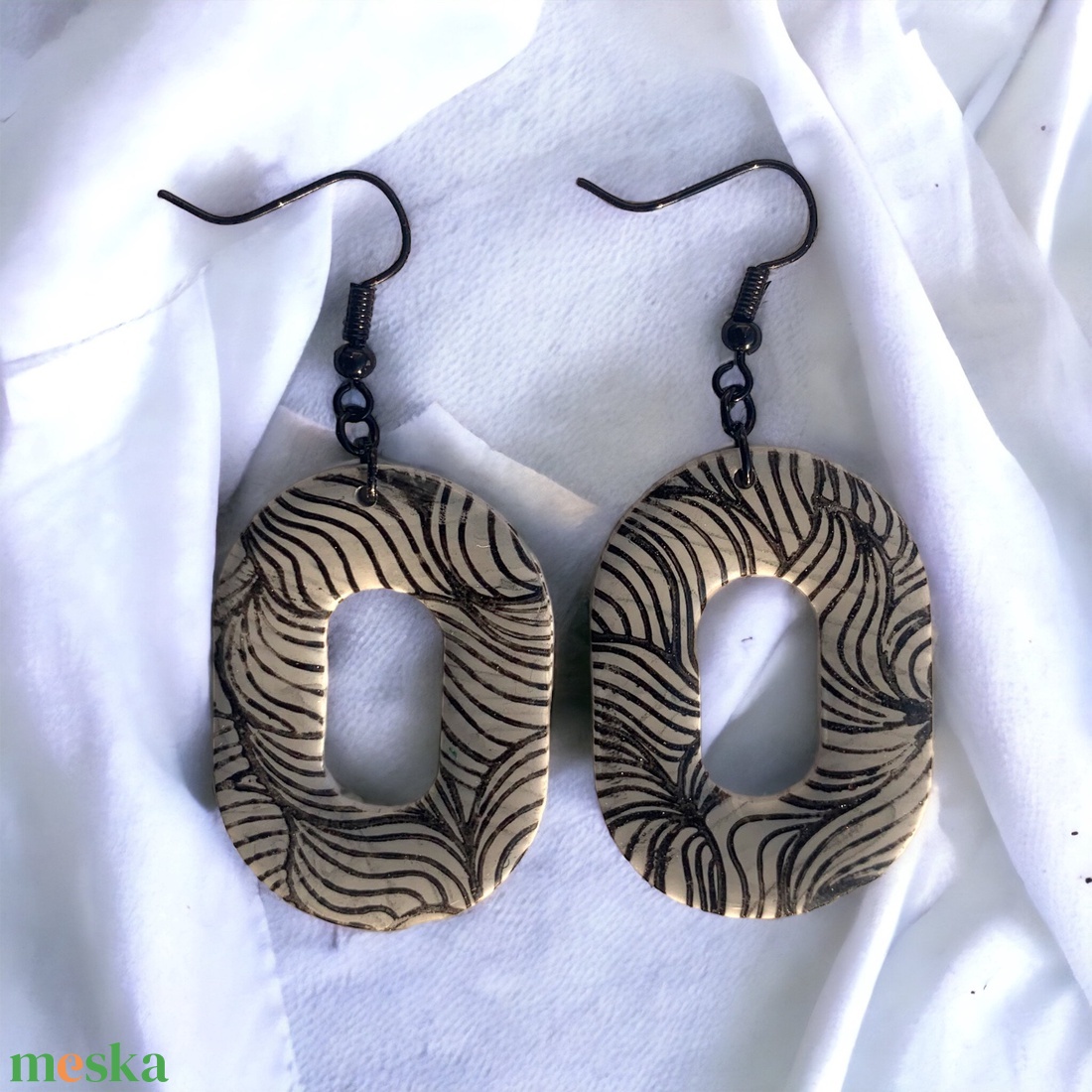 132. Szürke alapon fekete hullámmintás ovális alakú fülbevaló - ékszer - fülbevaló - lógó fülbevaló - Meska.hu