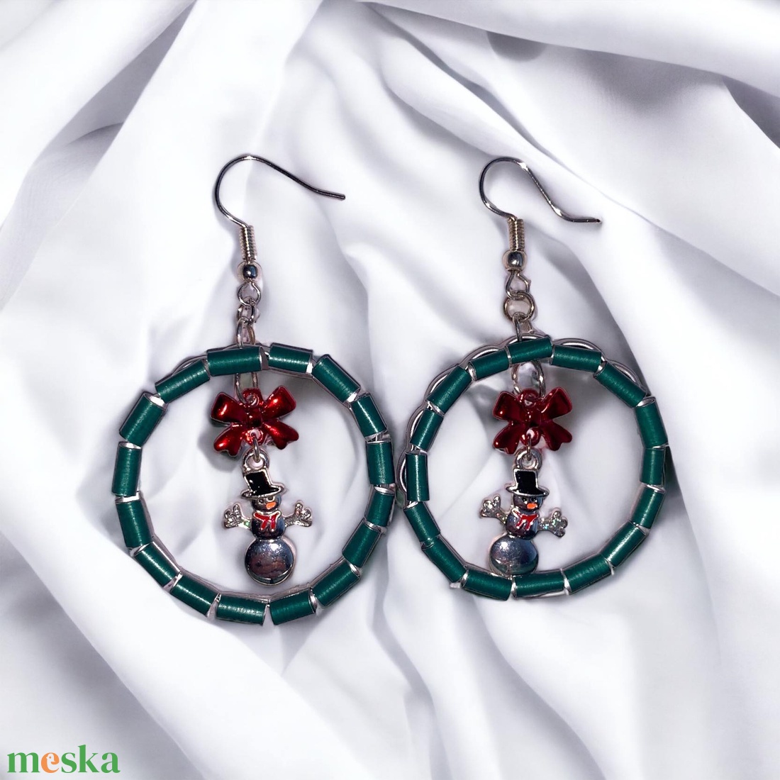 42. Sötétzöld hóemberrel díszített karácsonyi egyedi fülbevaló újrahasznosított Nespresso kapszulából - ékszer - fülbevaló - lógós kerek fülbevaló - Meska.hu