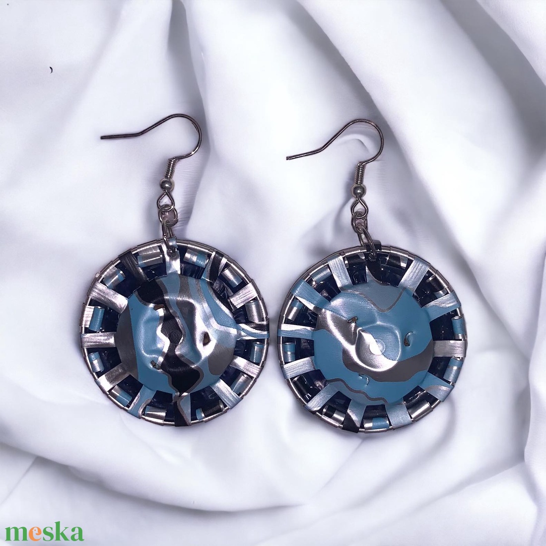 41. Kék és fekete mintás Nespresso kapszulából készült kerek fülbevaló  - ékszer - fülbevaló - lógós kerek fülbevaló - Meska.hu