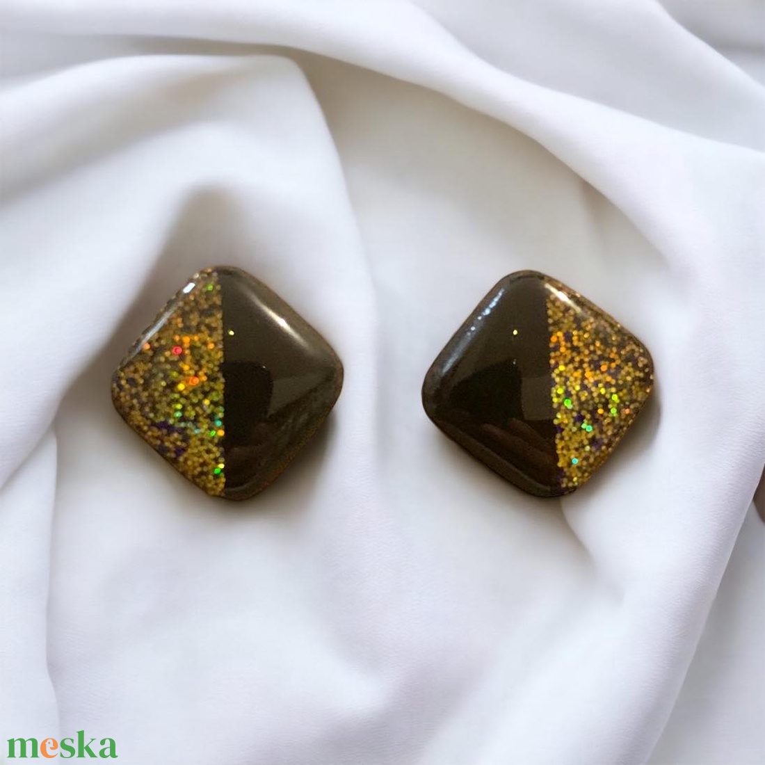 Arany kis kocka Pojudi részére - ékszer - fülbevaló - pötty fülbevaló - Meska.hu