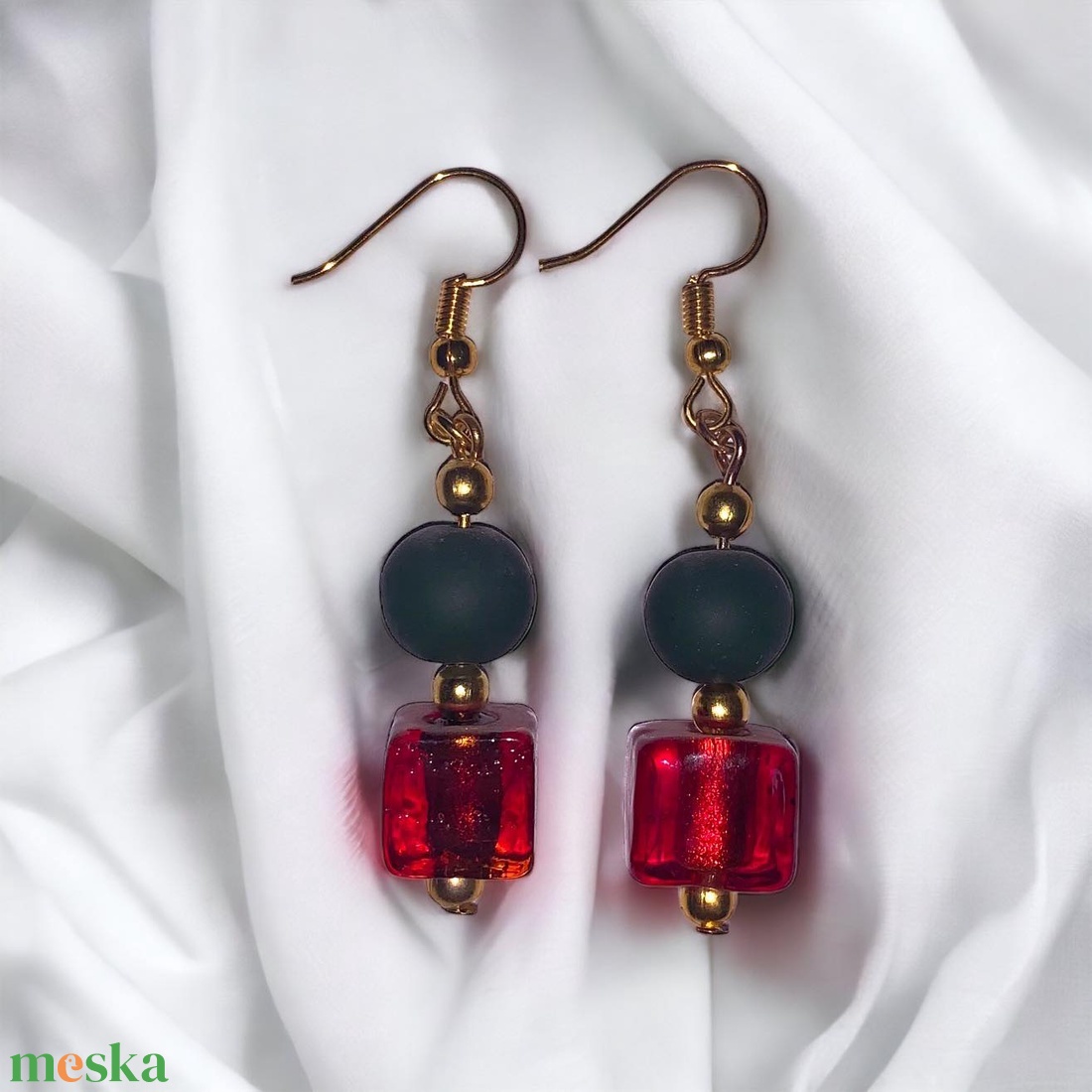 68. Zöld és piros gyöngyös karácsonyi hangulatú fülbevaló - ékszer - fülbevaló - lógó fülbevaló - Meska.hu