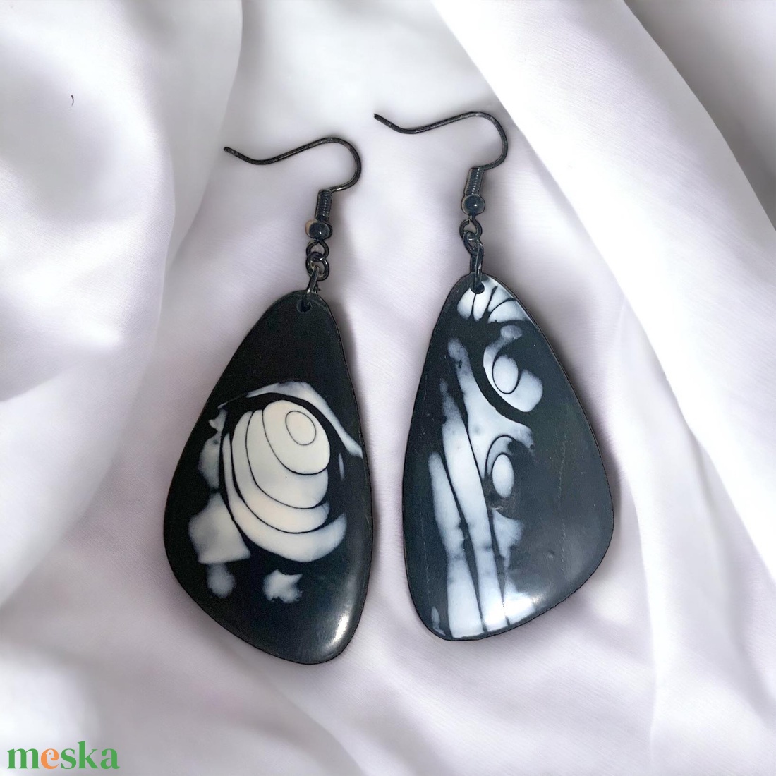 114. Fekete-fehér kagylóalakú fülbevaló - ékszer - fülbevaló - lógó fülbevaló - Meska.hu