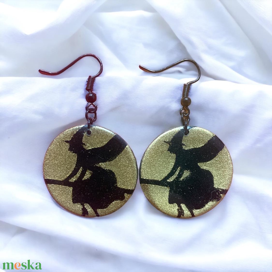 Fekete alapon repülő boszorkány fülbevaló - ékszer - fülbevaló - lógó fülbevaló - Meska.hu