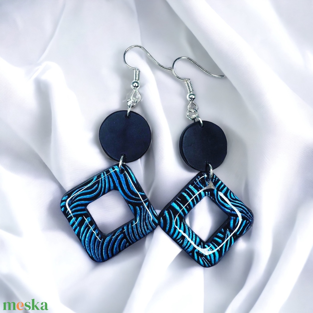 Fekete és metálkék fülbevaló - ékszer - fülbevaló - lógó fülbevaló - Meska.hu