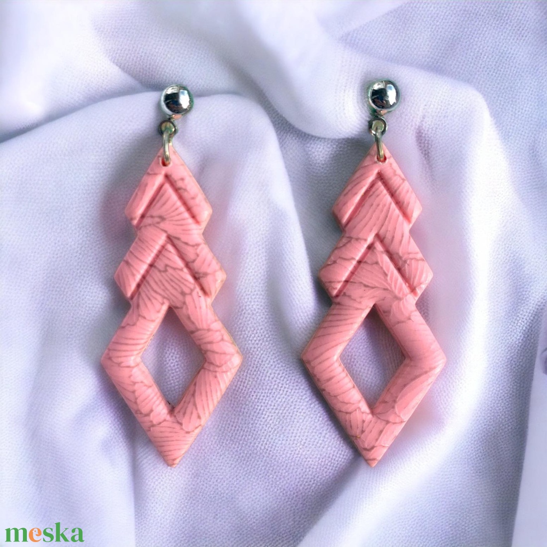106. Rózsaszín, anyagában mintás különleges alakú bedugós fülbevaló - ékszer - fülbevaló - lógó fülbevaló - Meska.hu