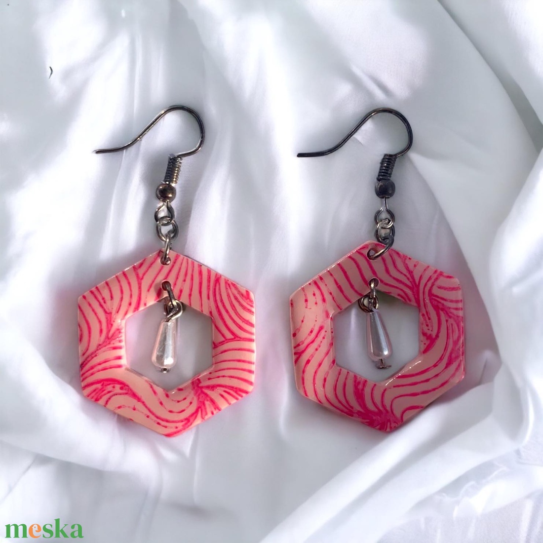 199. Rózsaszín szabályos hatszög alakú fülbevaló - ékszer - fülbevaló - lógó fülbevaló - Meska.hu