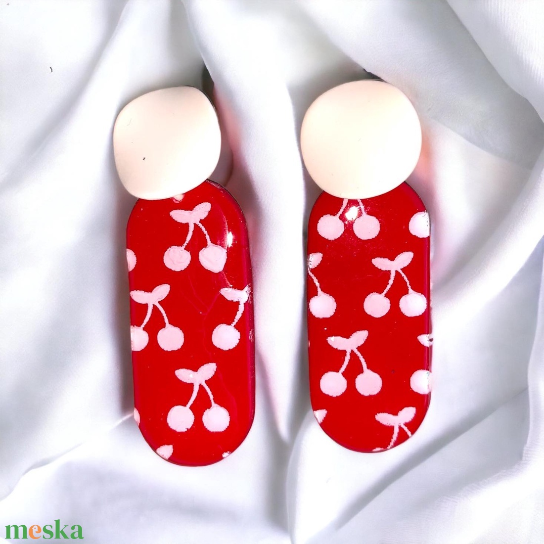 211. Piros és fehér cseresznyés fülbevaló - ékszer - fülbevaló - lógó fülbevaló - Meska.hu