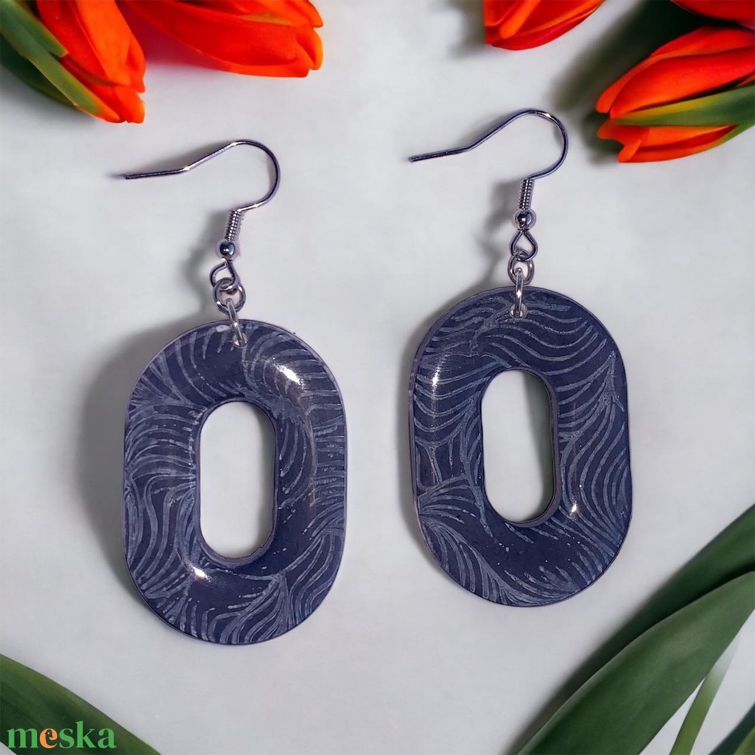 94. Grafitszürke ovális fülbevaló fehér hullámokkal - ékszer - fülbevaló - lógó fülbevaló - Meska.hu