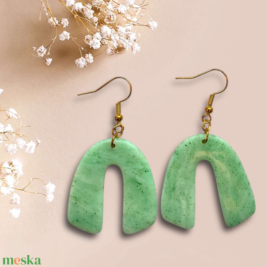 325. Enyhecsillogású zöld, boltívalakú fülbevaló - ékszer - fülbevaló - lógó fülbevaló - Meska.hu