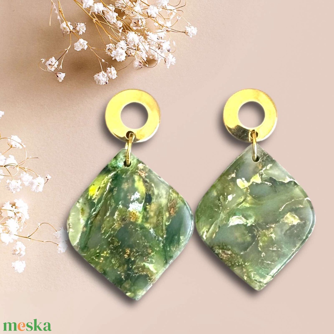 327. Egyedi formájú, sötétzöld, süthető gyurmából készült fülbevaló - ékszer - fülbevaló - lógó fülbevaló - Meska.hu