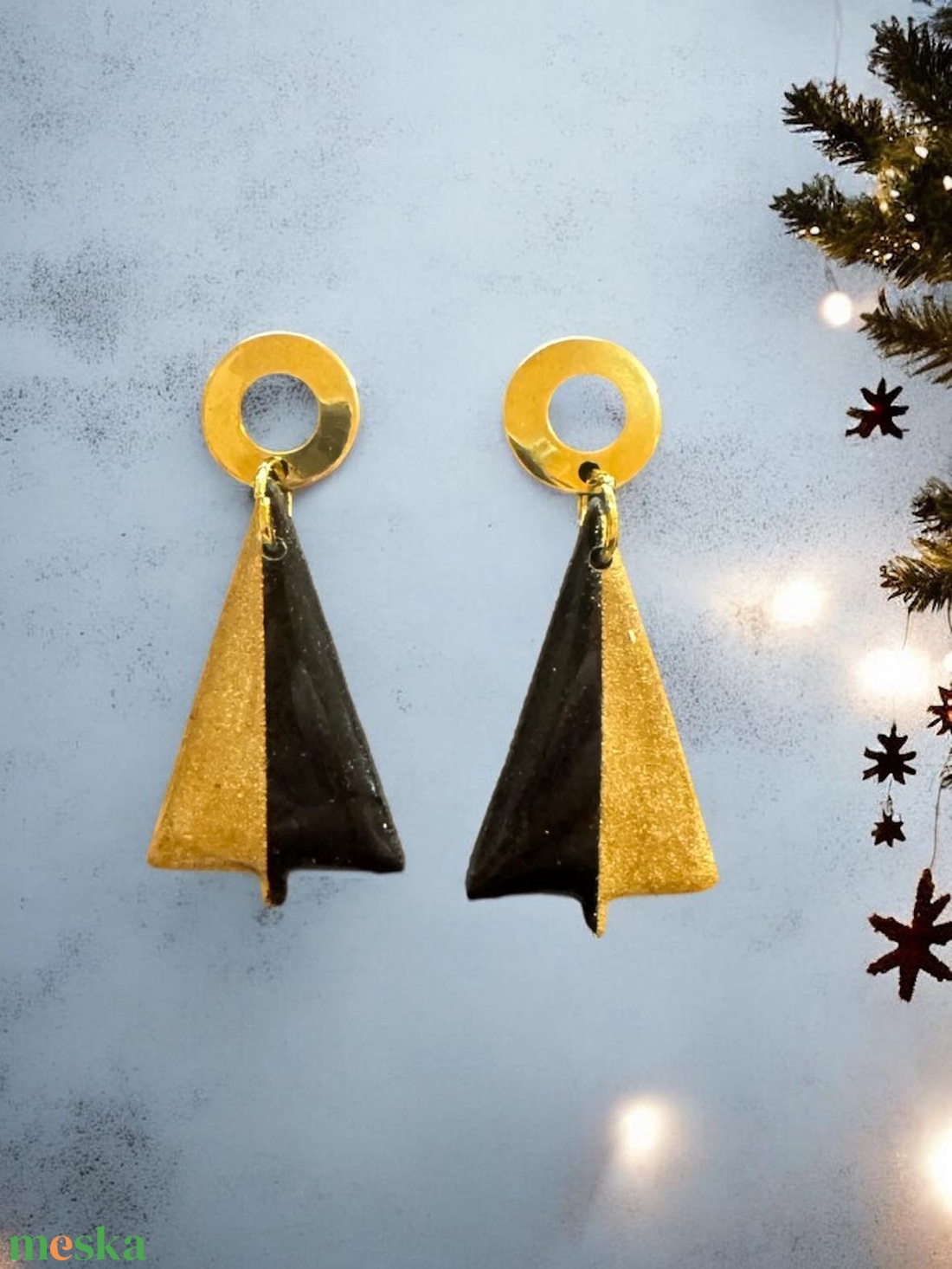 375. Karácsonyfa alakú fekete-arany fülbevaló - ékszer - fülbevaló - lógó fülbevaló - Meska.hu
