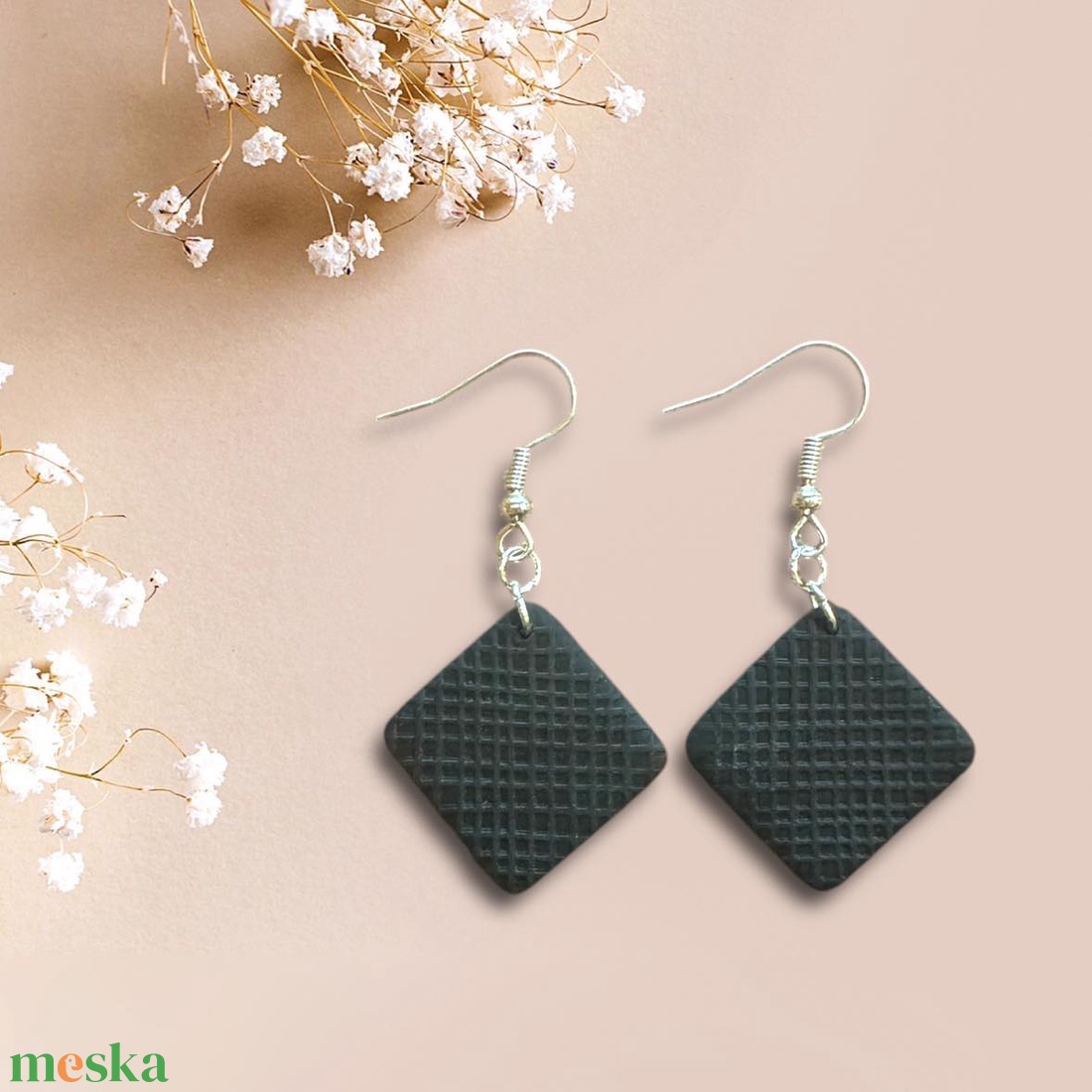 383. Négyzetalakú alakú fekete, anyagában mintás fülbevaló - ékszer - fülbevaló - lógó fülbevaló - Meska.hu