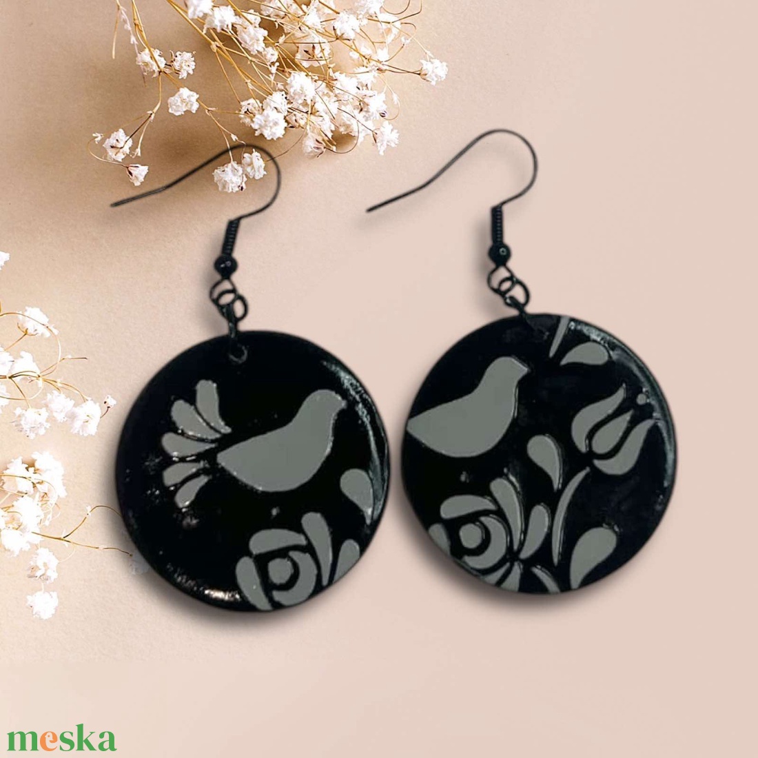 404. Fekete alapon szürke kalocsai mintás kerek fülbevaló - ékszer - fülbevaló - lógó fülbevaló - Meska.hu
