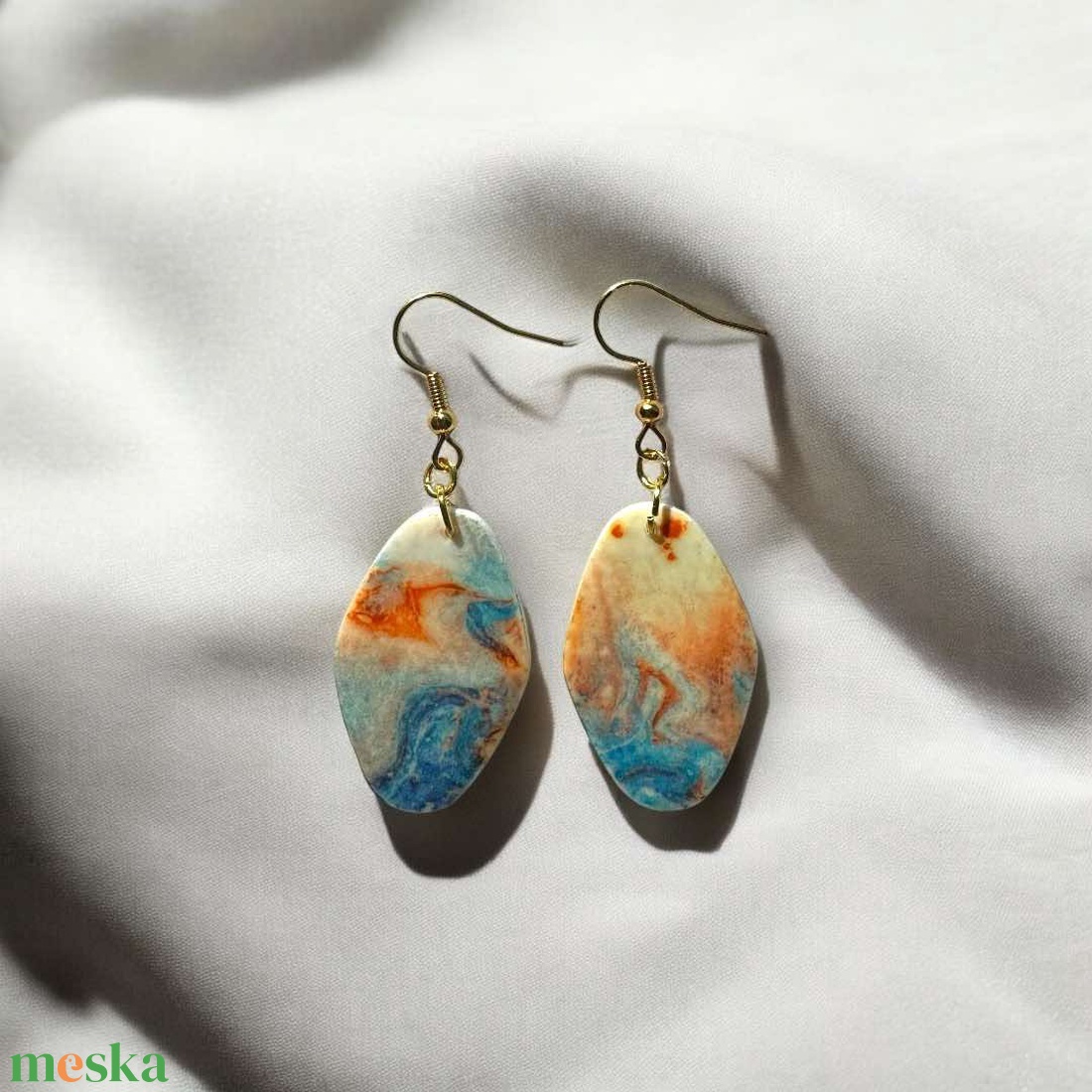 445. Kék és homokszín mintás fülbevaló - ékszer - fülbevaló - lógó fülbevaló - Meska.hu