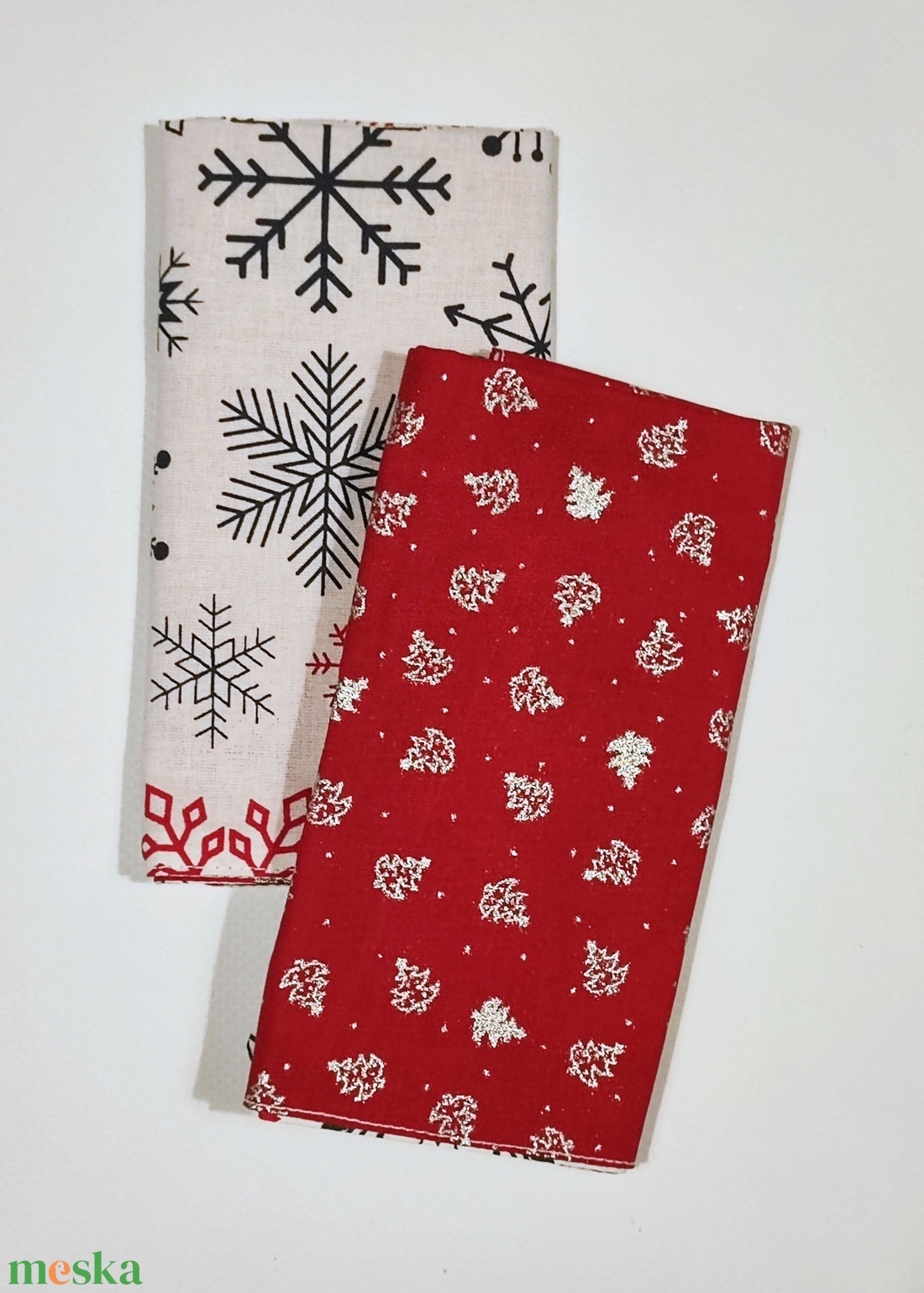 Kétoldalas karácsonyi szalvéta: fehér-ezüst -piros/ 2 db - karácsony - karácsonyi lakásdekoráció - ünnepi asztaldekoráció - Meska.hu