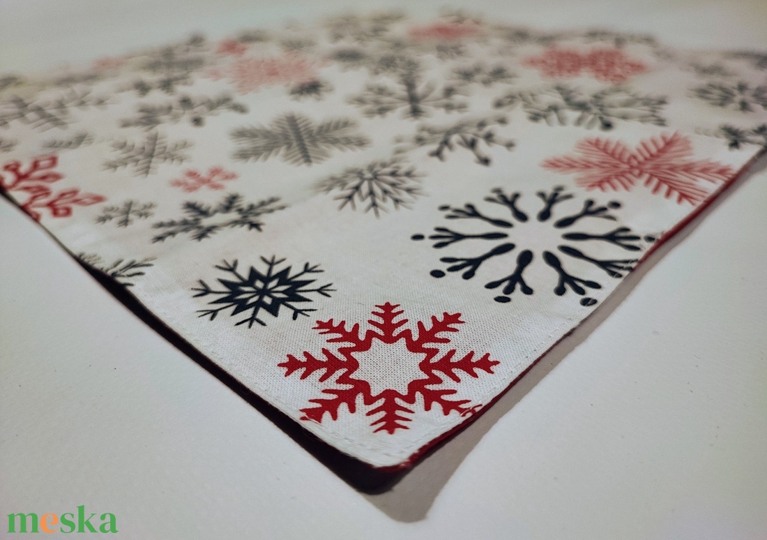 Kétoldalas karácsonyi szalvéta: fehér-ezüst -piros/ 2 db - karácsony - karácsonyi lakásdekoráció - ünnepi asztaldekoráció - Meska.hu