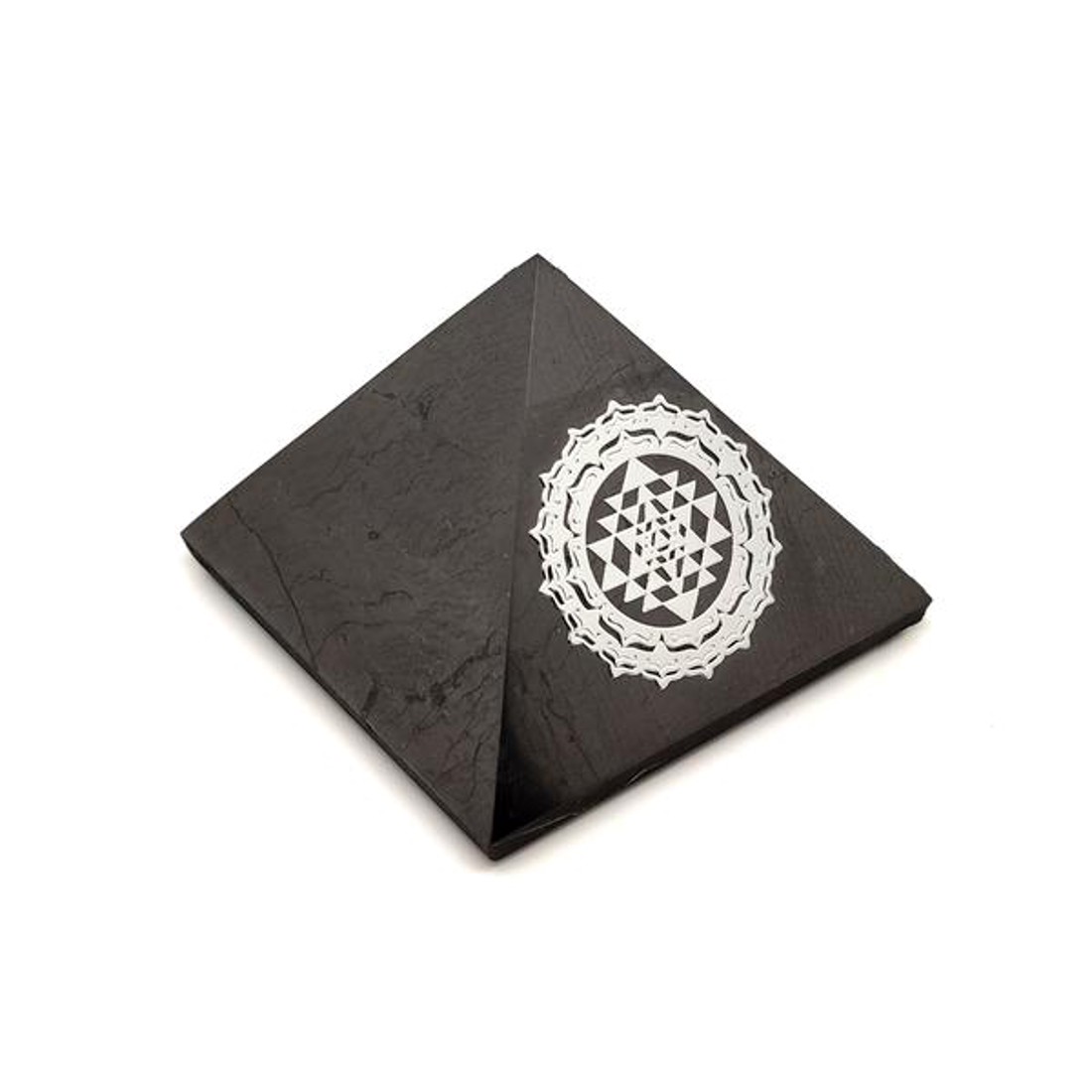 Shungit piramis sri yantra ezüst matricás 6cm - kellékek & szerszámok - ásvány alapanyag - shungit piramis - Meska.hu