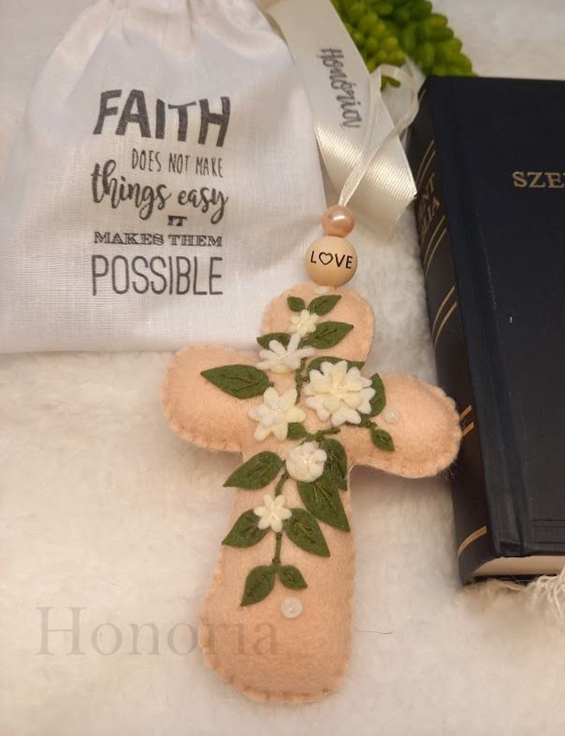 Kereszt, filc virágokkal-Bibliai igés zsákban-LOVE-barack - otthon & életmód - vallás - kereszt - Meska.hu