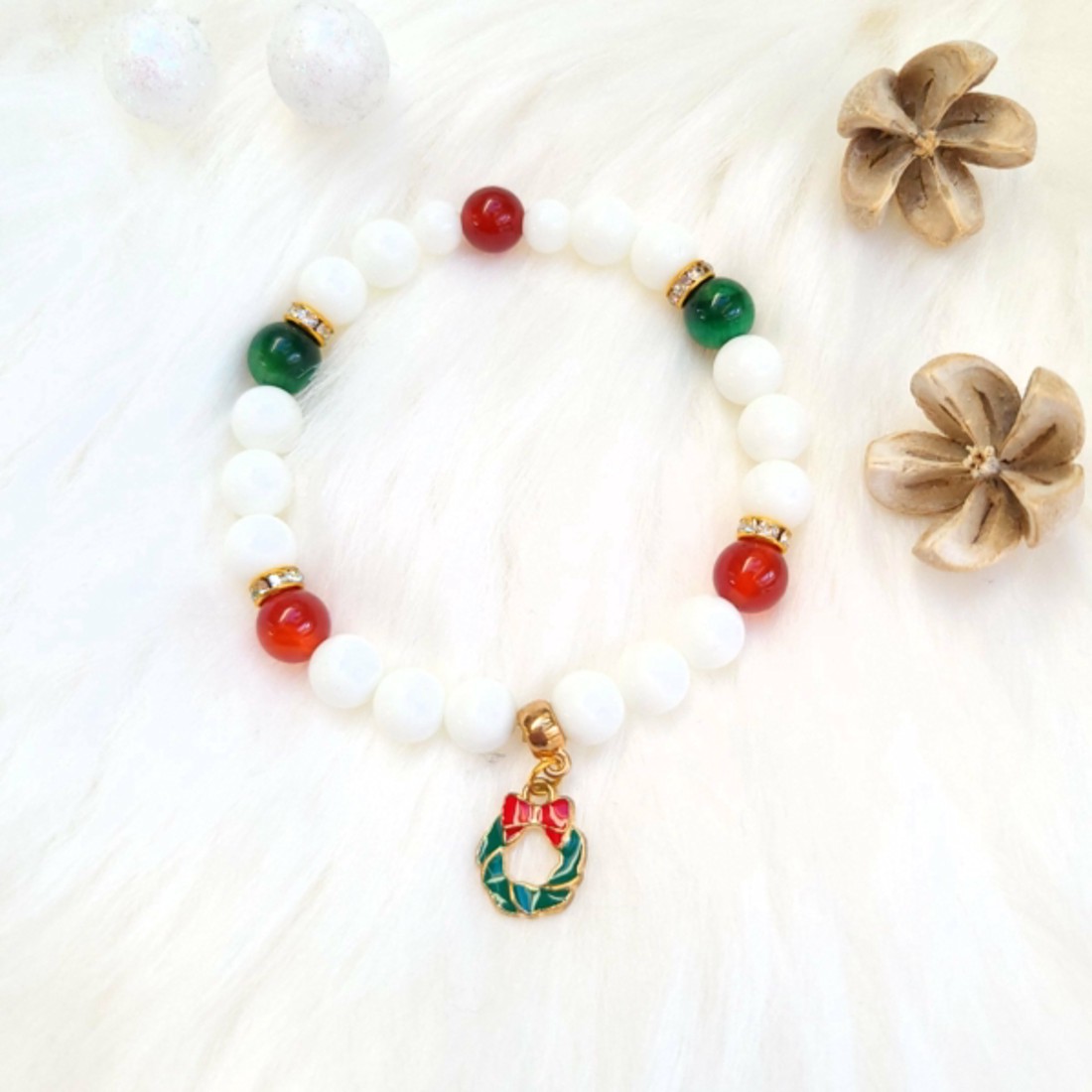 Karácsonyi koszorú ásványkarkötő - ékszer - karkötő - charm karkötő - Meska.hu