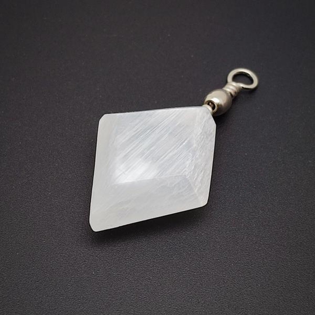 Szelenit medál rombusz 25x30mm - ékszer - nyaklánc - medál - Meska.hu