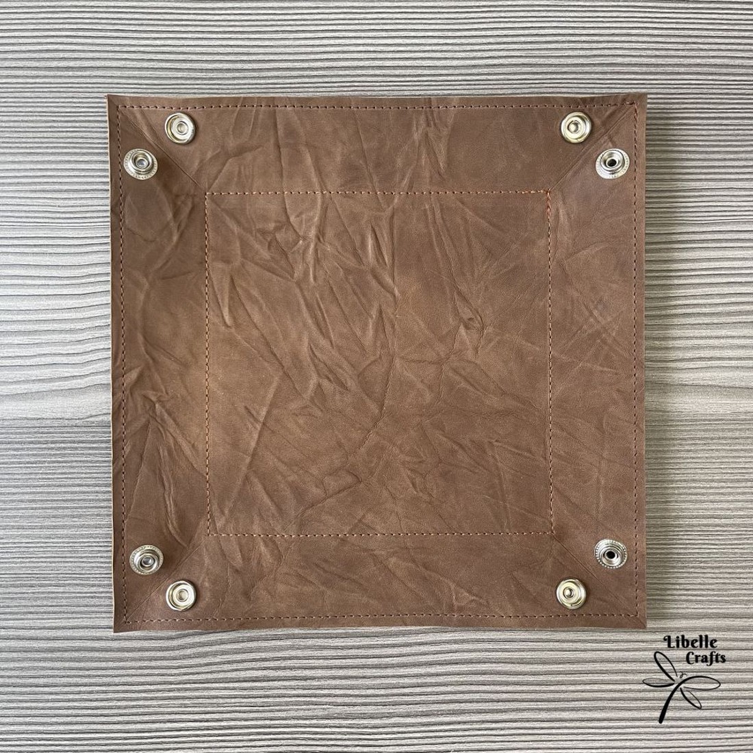 Színes bőr tálca - gyűrt barna - otthon & életmód - dekoráció - asztal és polc dekoráció - dekorációs tál, tartó - Meska.hu