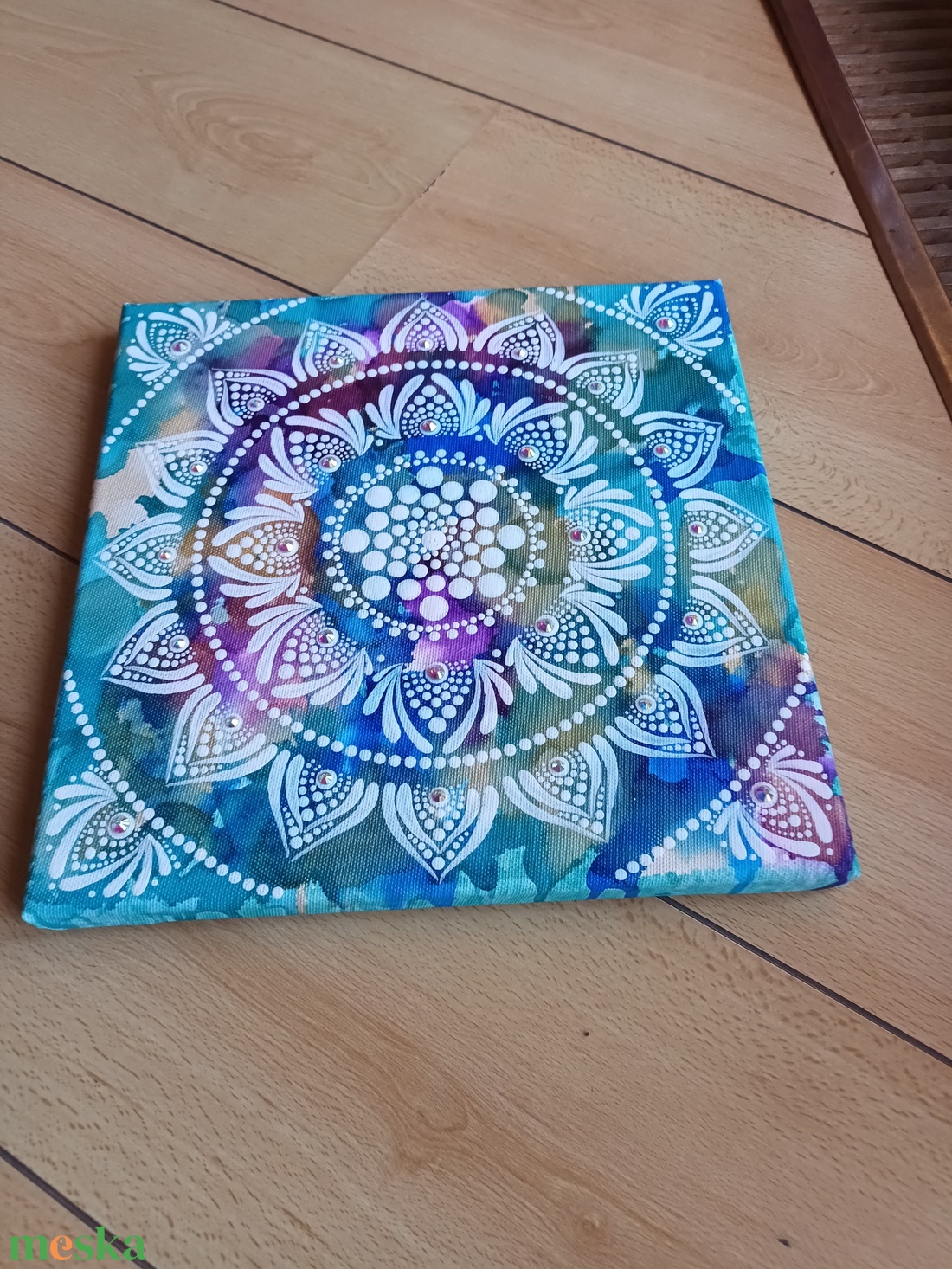 Egyedi mandala, kék, lila, zöld alapon fehér színnel festve, kristályokkal díszítve. - otthon & életmód - dekoráció - spiritualitás - mandala - Meska.hu Egyedi mandala, kék, lila, zöld alapon fehér színnel festve, kristályokkal díszítve. - otthon & életmód - dekoráció - spiritualitás - mandala - Meska.hu