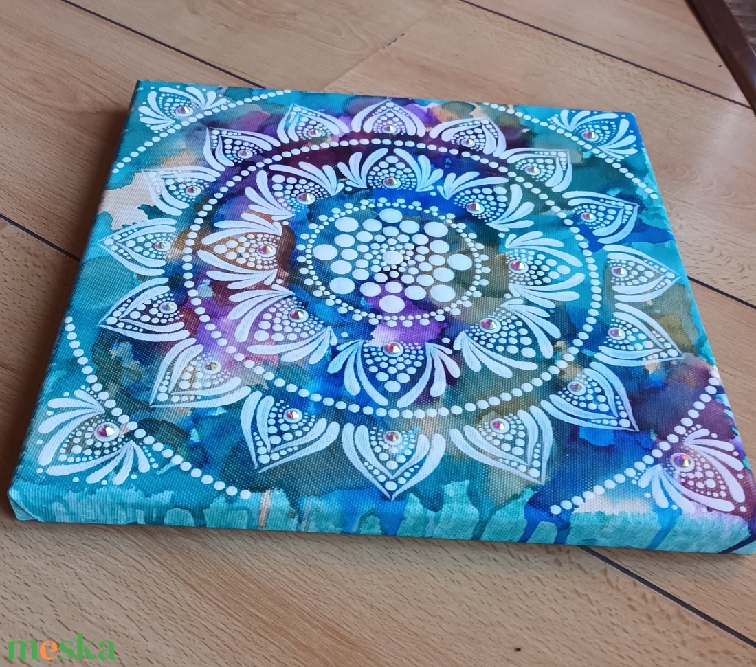 Egyedi mandala, kék, lila, zöld alapon fehér színnel festve, kristályokkal díszítve. - otthon & életmód - dekoráció - spiritualitás - mandala - Meska.hu Egyedi mandala, kék, lila, zöld alapon fehér színnel festve, kristályokkal díszítve. - otthon & életmód - dekoráció - spiritualitás - mandala - Meska.hu