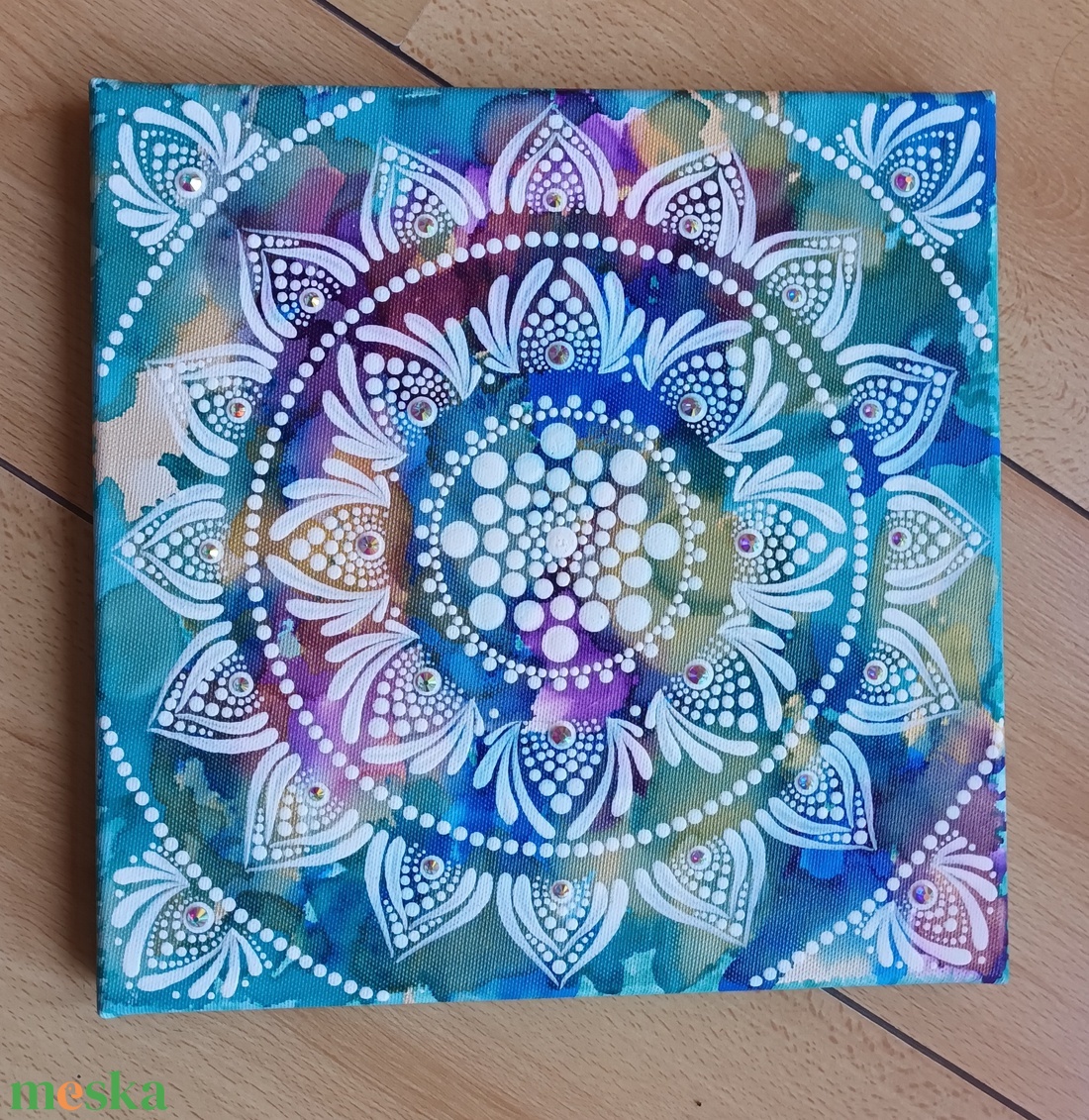 Egyedi mandala, kék, lila, zöld alapon fehér színnel festve, kristályokkal díszítve. - otthon & életmód - dekoráció - spiritualitás - mandala - Meska.hu Egyedi mandala, kék, lila, zöld alapon fehér színnel festve, kristályokkal díszítve. - otthon & életmód - dekoráció - spiritualitás - mandala - Meska.hu