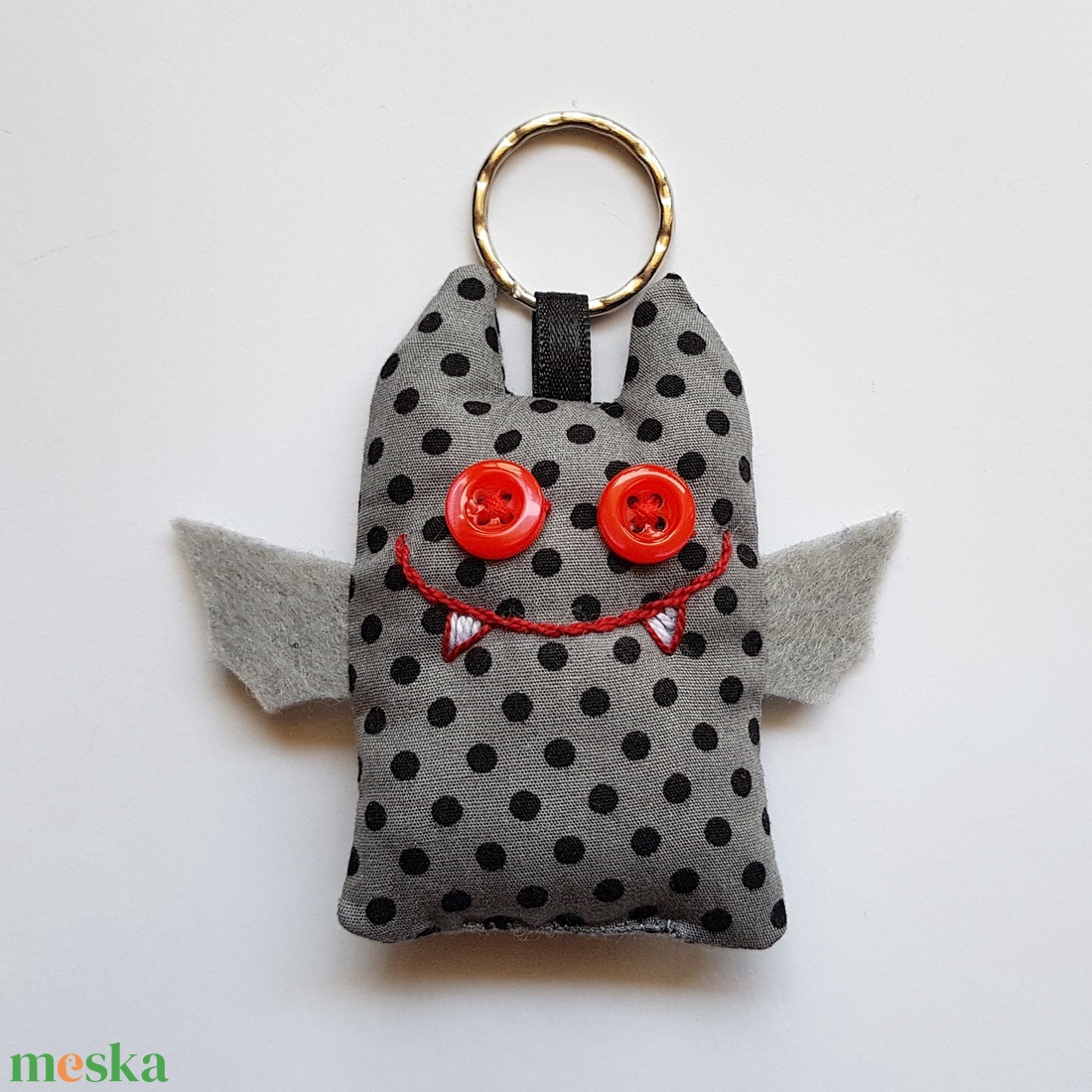 Szürke denevér kulcstartó (fekete pöttyös) - otthon & életmód - dekoráció - halloween - halloweeni ékszerek - Meska.hu Szürke denevér kulcstartó (fekete pöttyös) - otthon & életmód - dekoráció - halloween - halloweeni ékszerek - Meska.hu