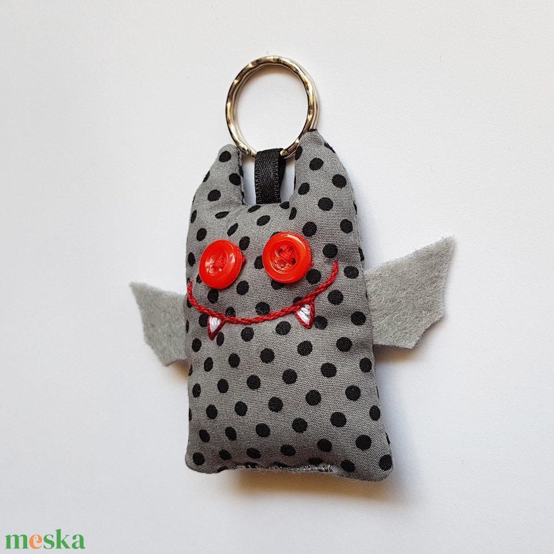 Szürke denevér kulcstartó (fekete pöttyös) - otthon & életmód - dekoráció - halloween - halloweeni ékszerek - Meska.hu Szürke denevér kulcstartó (fekete pöttyös) - otthon & életmód - dekoráció - halloween - halloweeni ékszerek - Meska.hu
