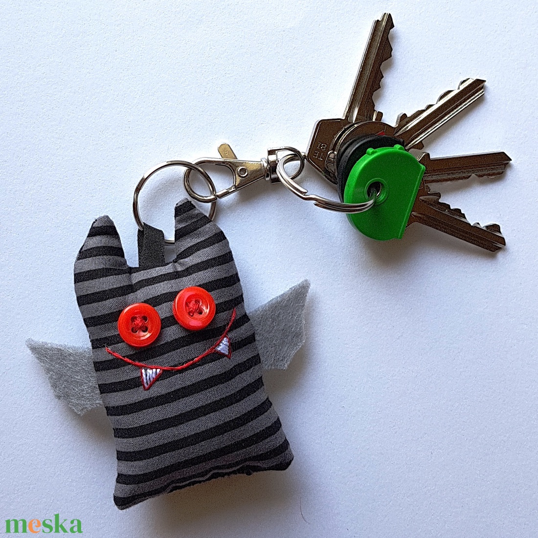 Csíkos denevér kulcstartó - otthon & életmód - dekoráció - halloween - halloweeni ékszerek - Meska.hu Csíkos denevér kulcstartó - otthon & életmód - dekoráció - halloween - halloweeni ékszerek - Meska.hu