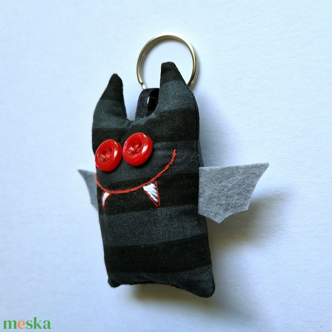 Csíkos denevér kulcstartó - otthon & életmód - dekoráció - halloween - halloweeni ékszerek - Meska.hu Csíkos denevér kulcstartó - otthon & életmód - dekoráció - halloween - halloweeni ékszerek - Meska.hu