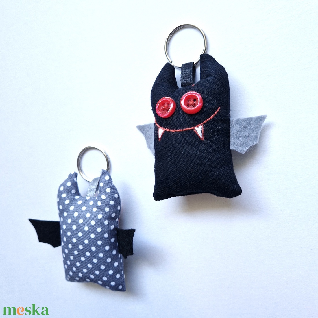 Szerelmes Denevérek - 2db textilkulcstartó egy csomagban - otthon & életmód - dekoráció - halloween - halloweeni figurák - Meska.hu Szerelmes Denevérek - 2db textilkulcstartó egy csomagban - otthon & életmód - dekoráció - halloween - halloweeni figurák - Meska.hu