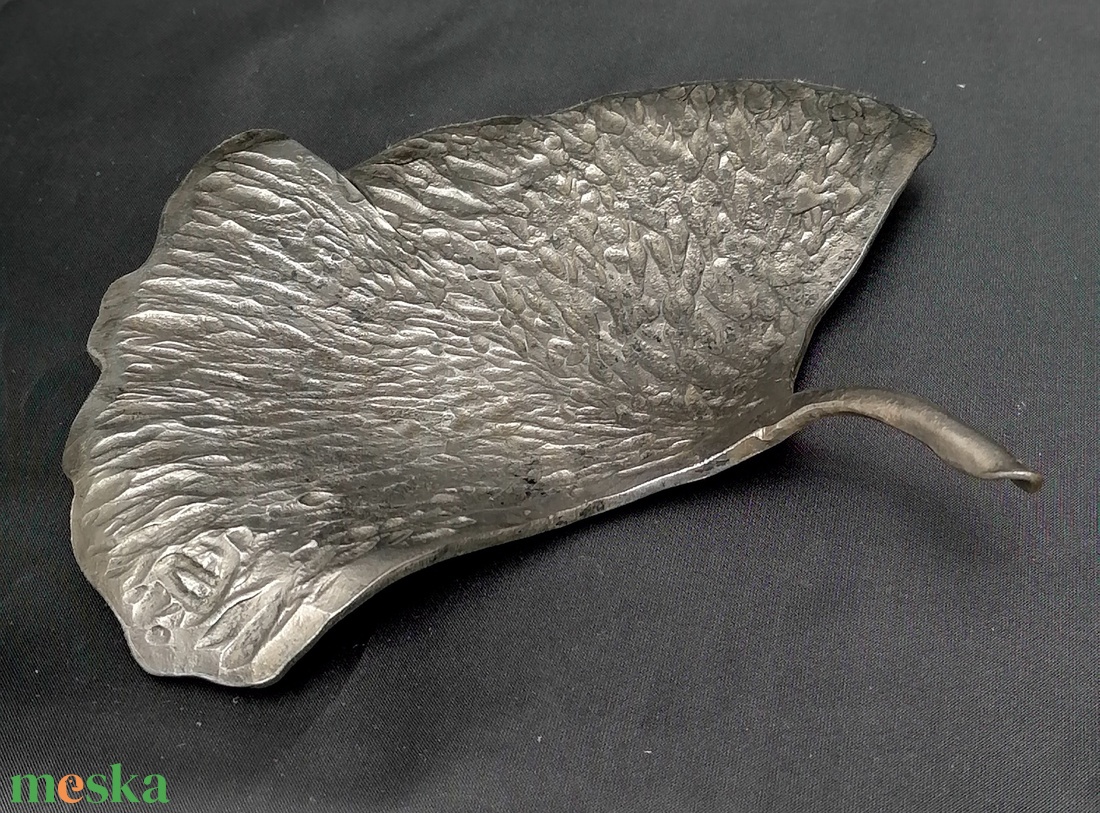 Kovácsoltvas ginkgo levél tálka S méret - kézzel kovácsolt - ékszer - ékszertartó - ékszerdoboz - Meska.hu Kovácsoltvas ginkgo levél tálka S méret - kézzel kovácsolt - ékszer - ékszertartó - ékszerdoboz - Meska.hu