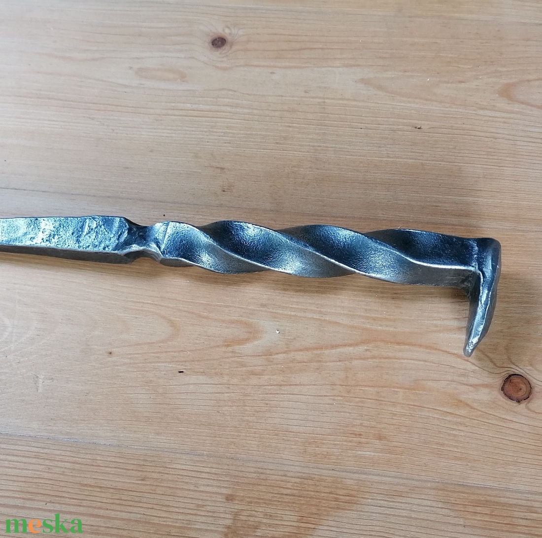 Kovácsoltvas húshorog - csavart, L-méret - otthon & életmód - ház & kert - bográcsozás, grillezés - Meska.hu Kovácsoltvas húshorog - csavart, L-méret - otthon & életmód - ház & kert - bográcsozás, grillezés - Meska.hu