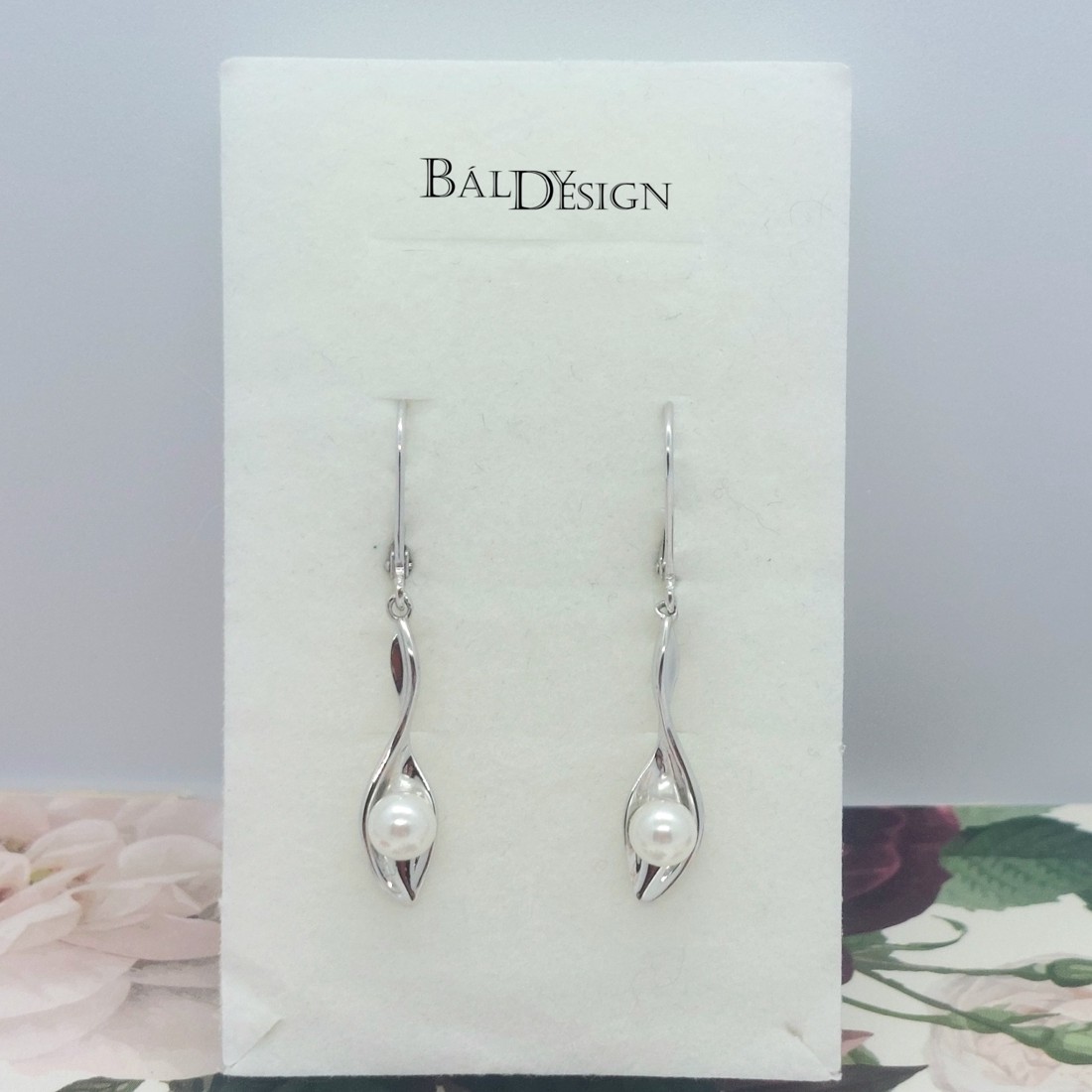 Lógós fülbevaló gyönggyel - ékszer - fülbevaló - lógó fülbevaló - Meska.hu